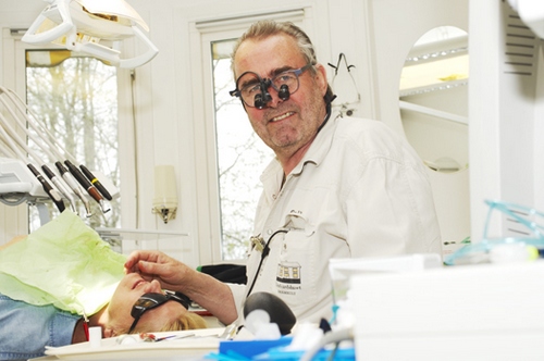 Calle Hagman i den egna praktiken Tandläkare Calle Hagman undviker tandtekniska produkter från Kina