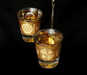 Foto:Cathy Kaplan/sxc.hu Två shot glas med alkohol
