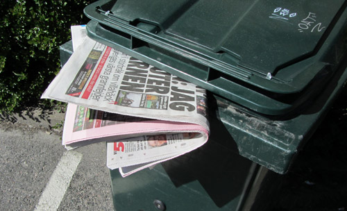 Hitta en tidning i soptunnan - billigare kan det inte bli soptunna med tidningar